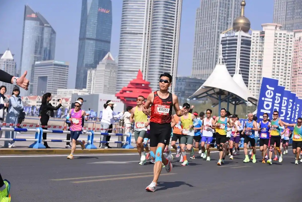 海尔·2026青岛马拉松举行